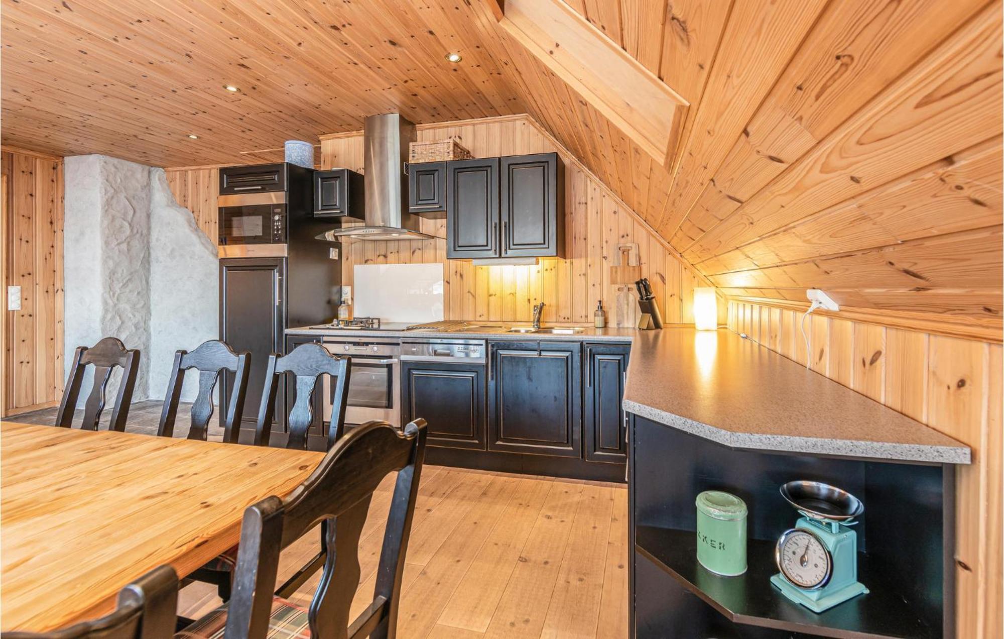 Awesome Home In Kvamsoy With Jacuzzi Sandvik  ภายนอก รูปภาพ