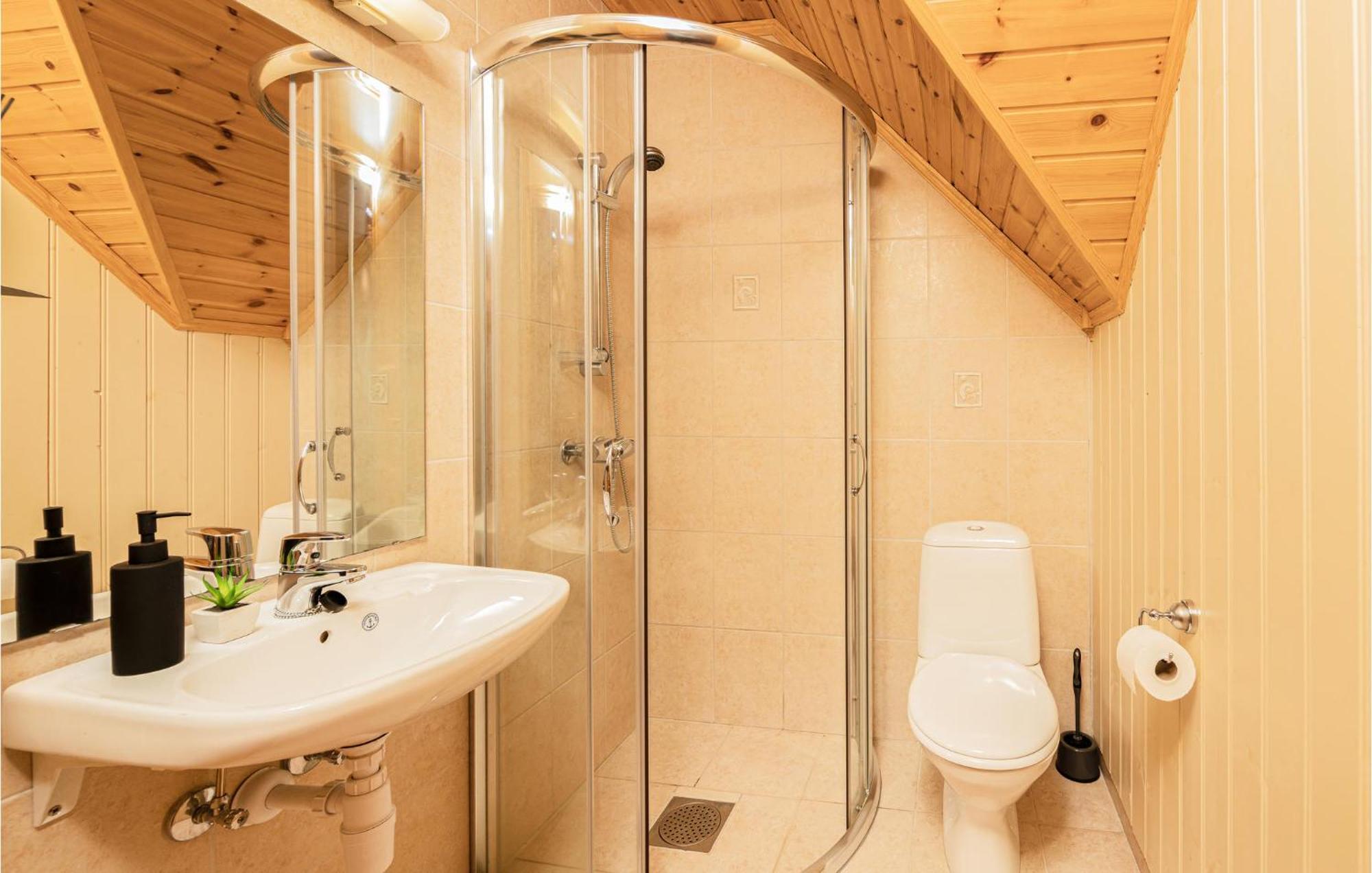 Awesome Home In Kvamsoy With Jacuzzi Sandvik  ภายนอก รูปภาพ